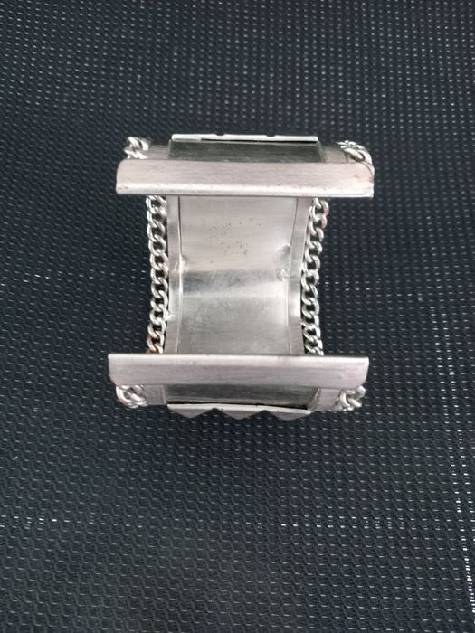 Bracelete Punk Prateada com Tachas Pirâmide. Estilo Rock / Alternativo