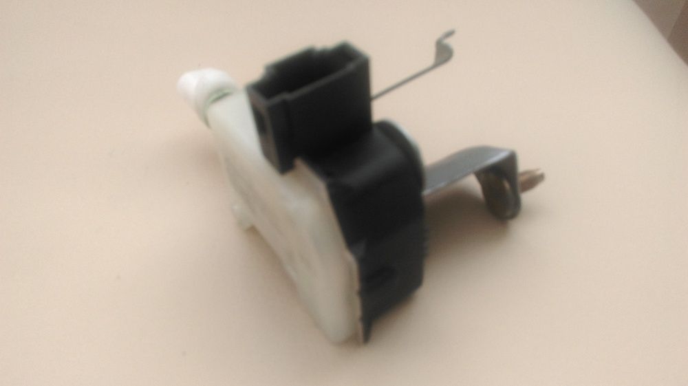 Механизм активатор привод открывания лючка бензобака Toyota Тойота.