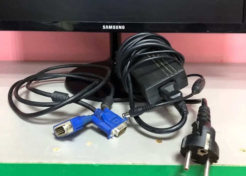 Продам монітор SAMSUNG S19F350HNI