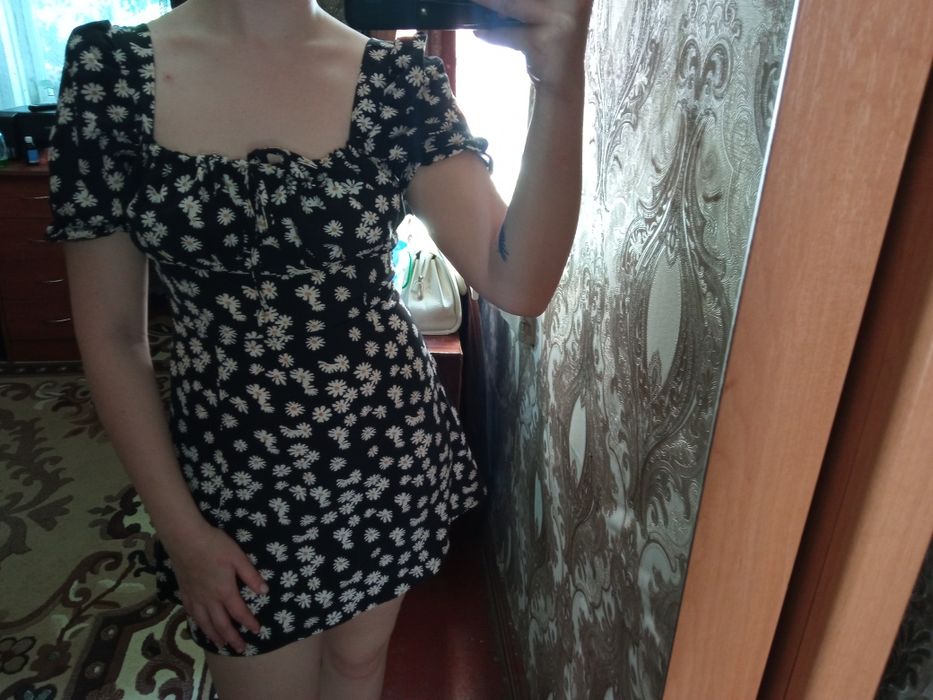 Чарівне літнє плаття з квітковим принтом та короткими рукавами