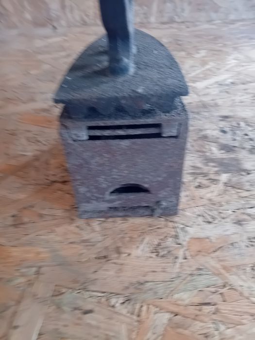 Stare żeliwne żelazko na duszę