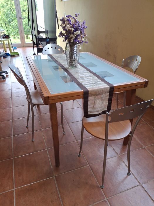 Conjunto Vendo mesa + 4 cadeiras de  madeira maciça  + sofá