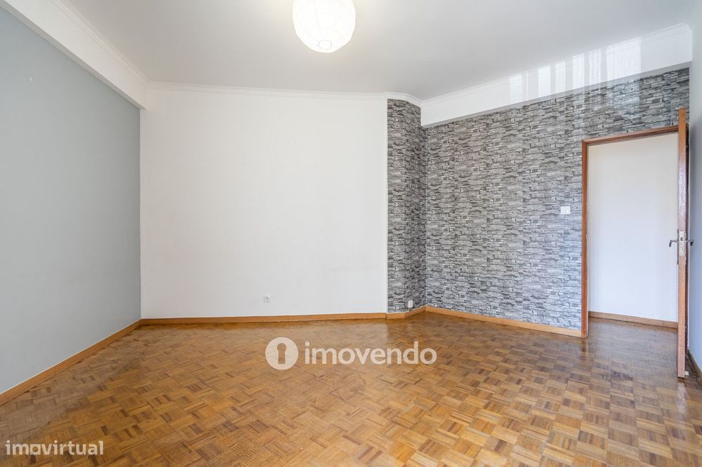 Apartamento T2, com boa luz natural, em Odivelas