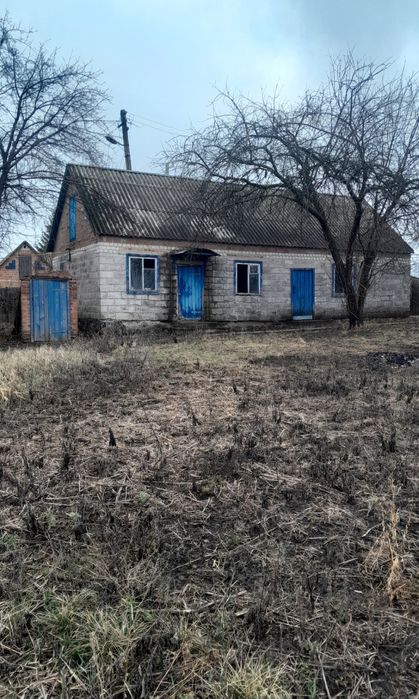 Кошманівка. Продаж окремого, добротного будинку з комунікаціями.