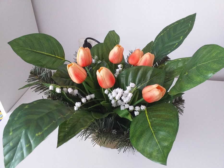 Kompozycja sztucznych kwiatów w doniczce – tulipany + konwalie
