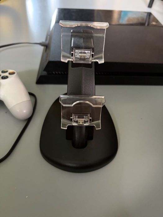 PS4 + 2 pady + stacja dokująca + Fifa 19
