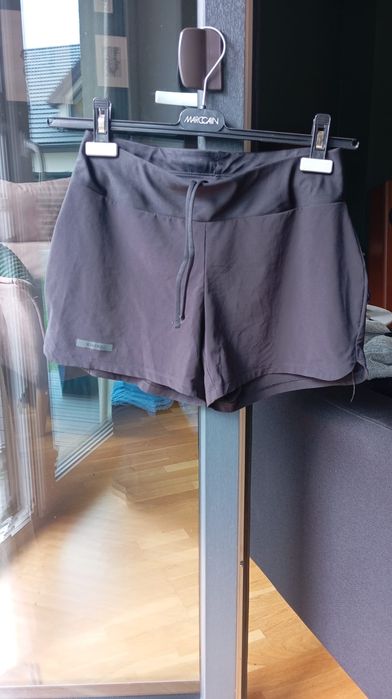 Czarne krótkie spodenki