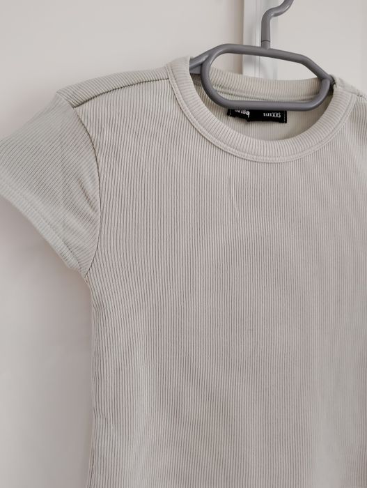 Prążkowany crop top basic koszulka t-shirt Sinsay XXS
Długość 35,5 cm
Szerokość pod pachami 26 cm