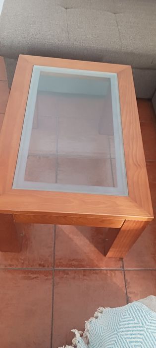 Mesa de centro em ótimo estado. Para desocupar