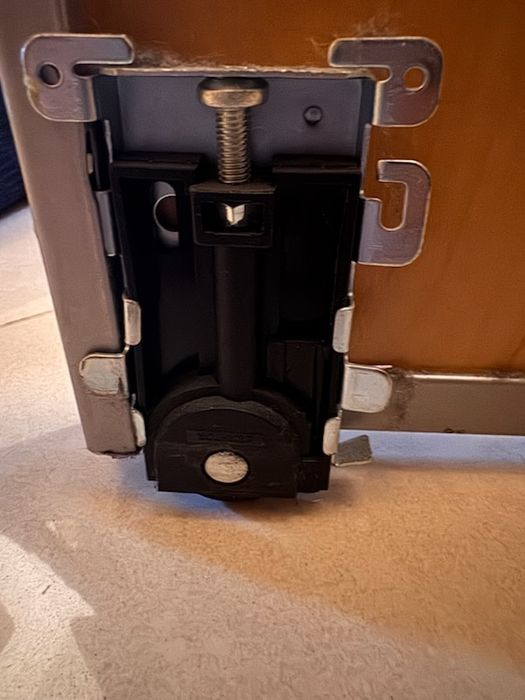 Stolarz - naprawa szaf , mebli , wymiana drzwiczek kuchennych , drzwi