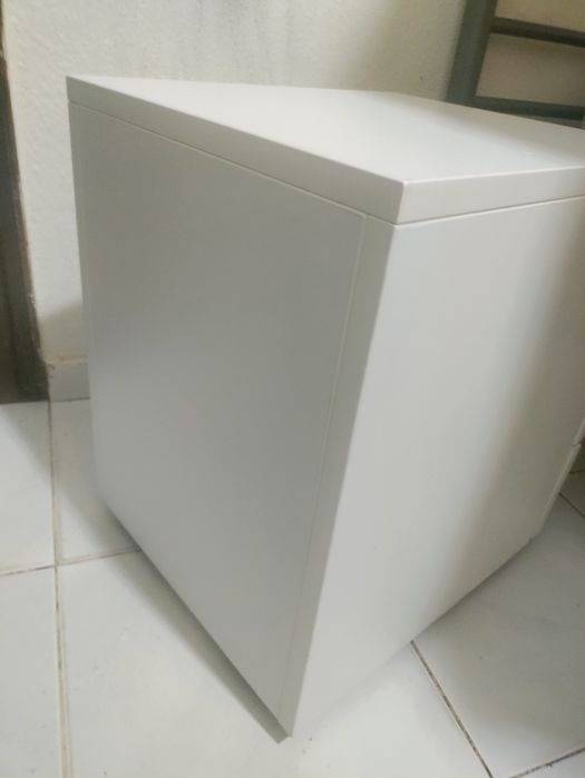 Armário de 3 gavetas.