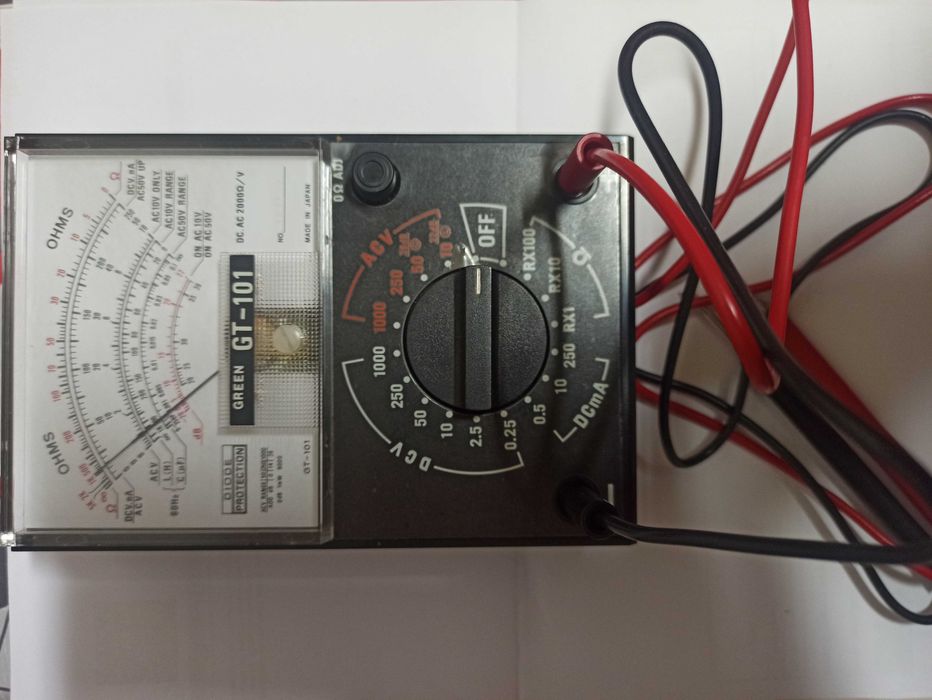 Multimetro analógico antigo.
