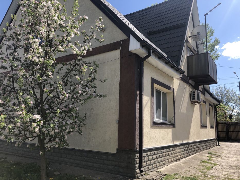 Продам двоповерховий цегляний будинок