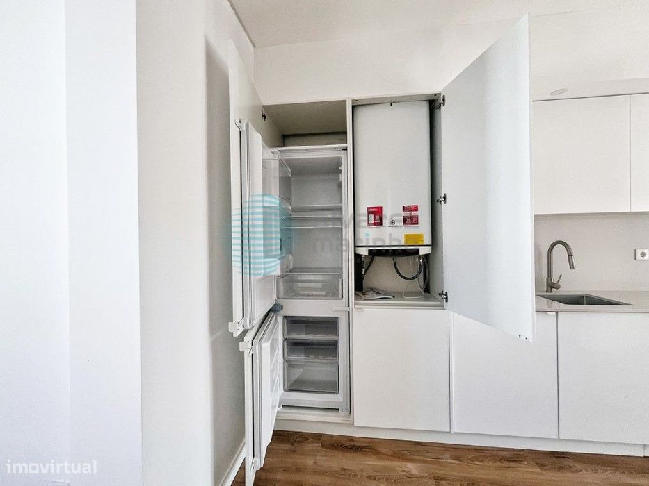 Apartamento T2 com Vista Mar, Garagem e Totalmente Remodelado