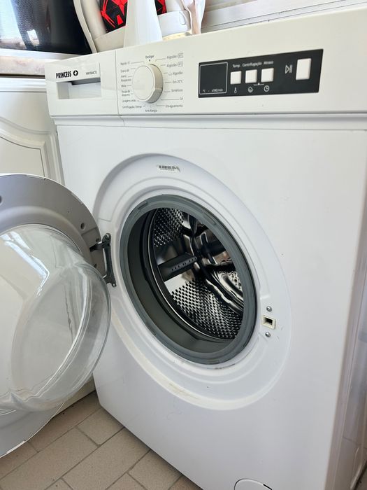 Cama e máquina de lavar roupa