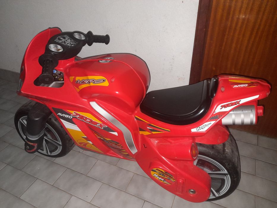 Mota vermelha de criança