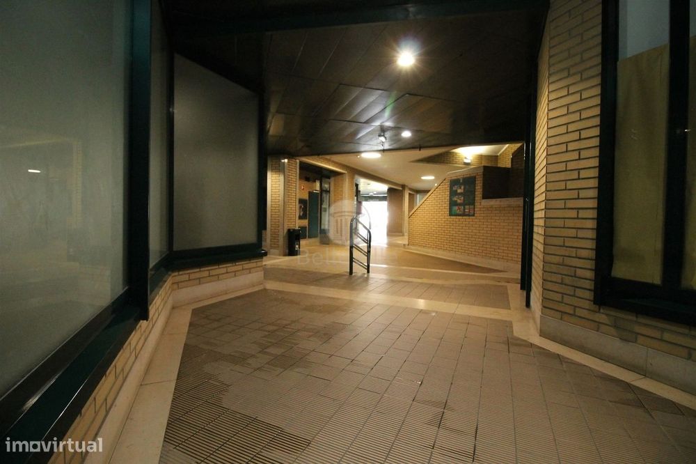 Loja de 37m2 - Centro Comercial dos Granjinhos,