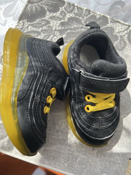 Кросівки дитячі, світяться