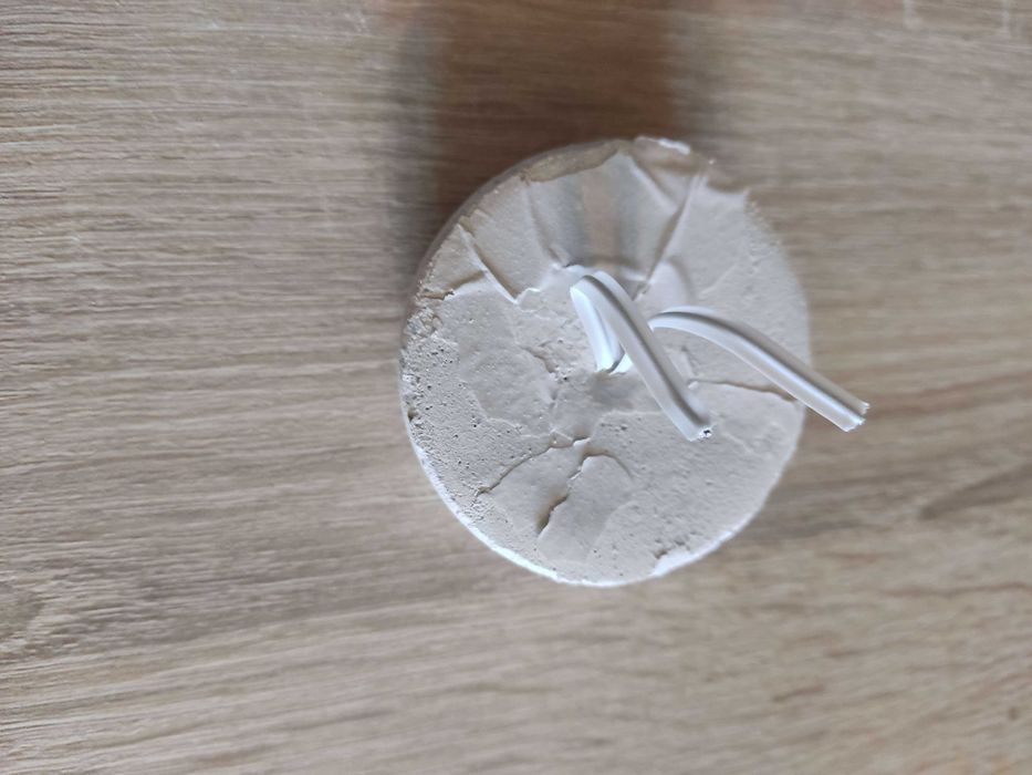 Dwie kostki wapienno-mineralne dla ptaków, papug