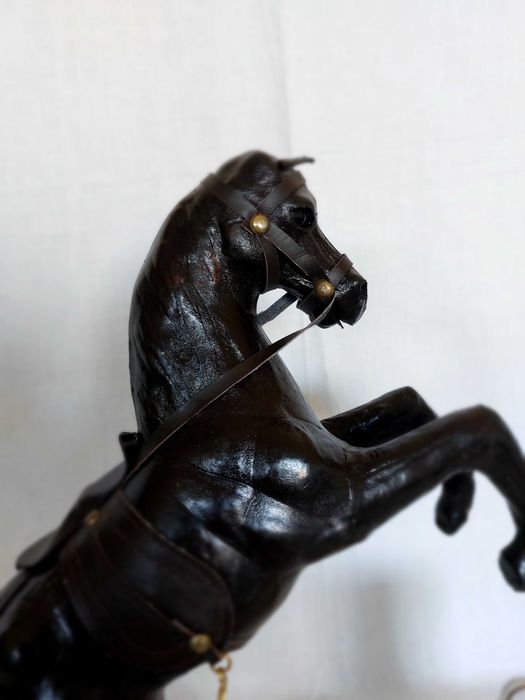 Cavalo de madeira revestido a couro