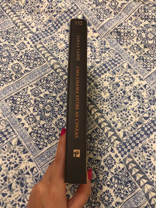 Livro Uma Chama Entre as Cinzas - Sabaa Tahir