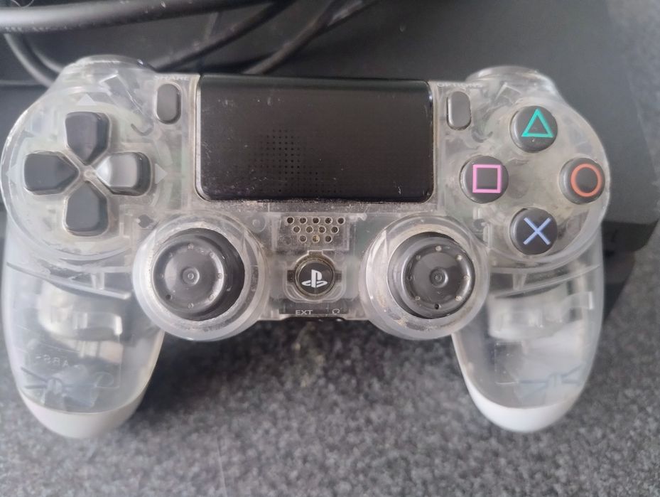 Vendo PlayStation 4 em bom estado e a funcionar corretamente.