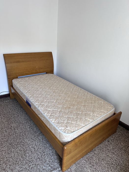Cama de solteiro em madeira maciça