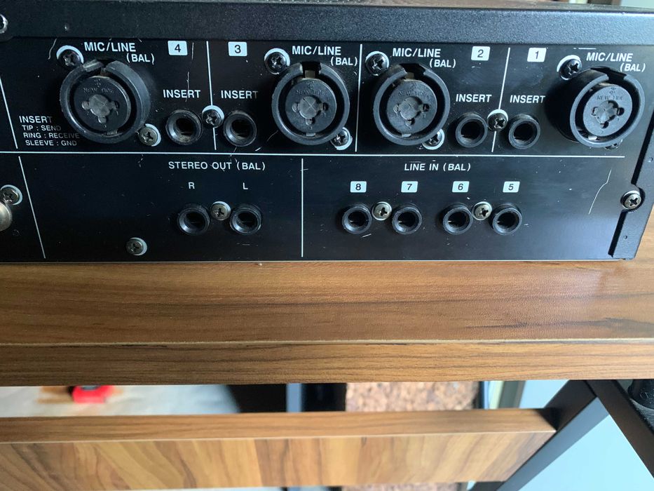 Interface Áudio / MIDI Tascam FW-1804 rack 2U
