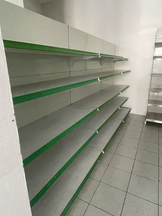 Prateleiras metálicas de mercearia