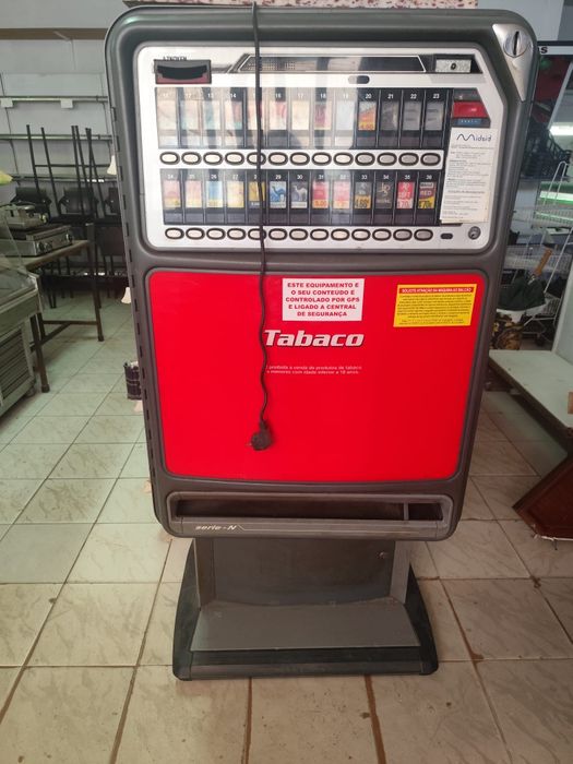 Vende de recheio de mercearia - estantes, arcas frigoríficas e outros