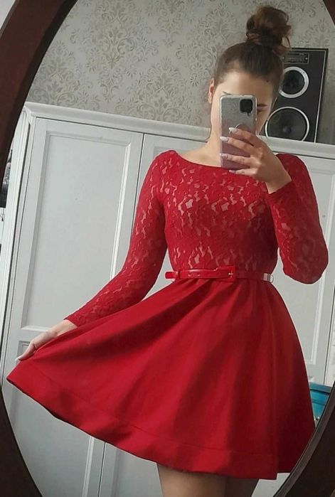 Czerwona sukienka z koronką