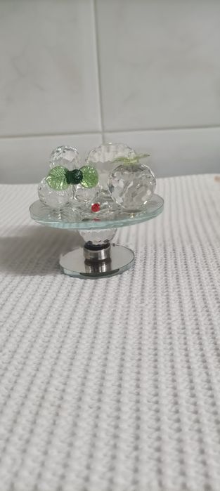Um objeto de decoração em  cristal.