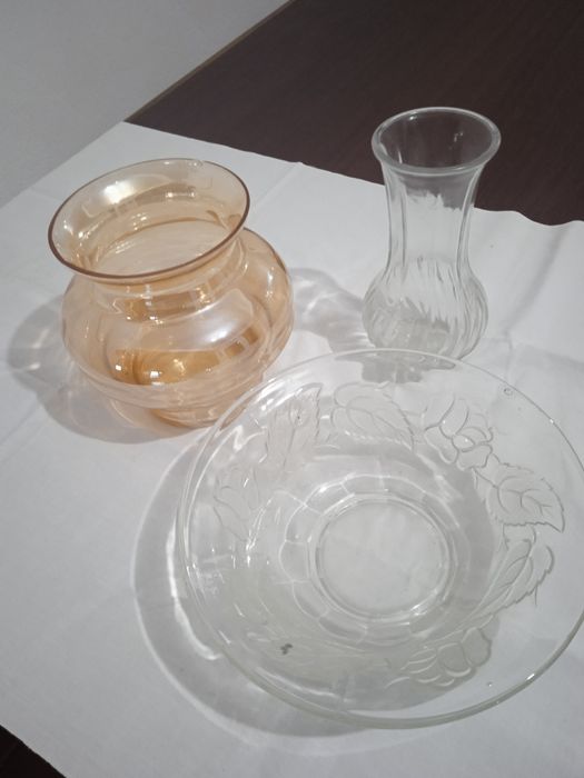 Duas peças de vidro muito antigas.