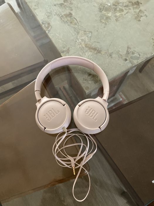 The headphones are like new and are from JBL. They have been used only a few times.64750492514050124