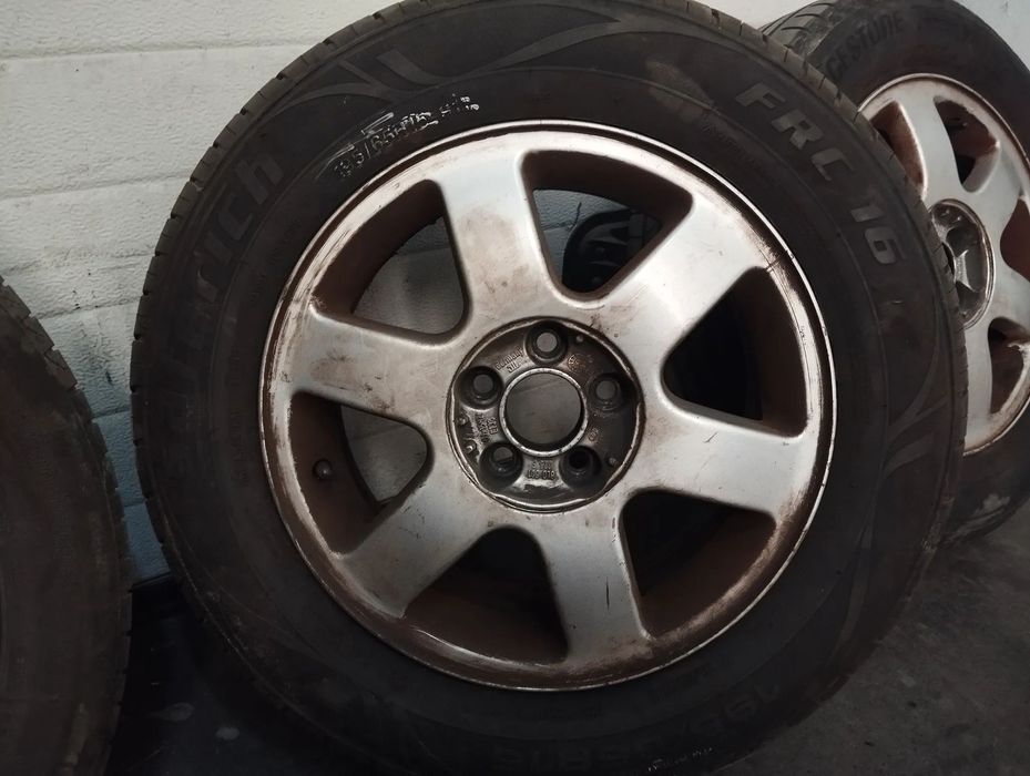 JOGO DE JANTES ORIGINAIS AUDI A3 8L COM PNEUS SEMINOVOS 195/65R15