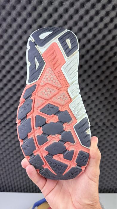 Hoka Arahi 6 running
