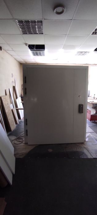 Двери в морозильную камеру б/у