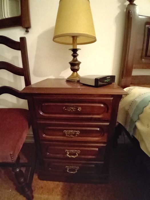 Duas cómodas em madeira