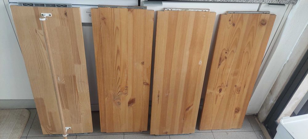 Prateleiras de madeira