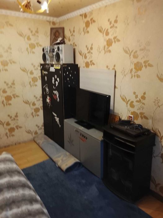 Продам 2 кімнатну( роздільні ходи)   Курбаса 9 45\26\7 пов 9\9п