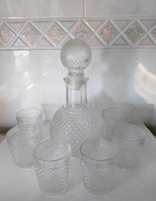 Conjunto de garrafa e copos de licor