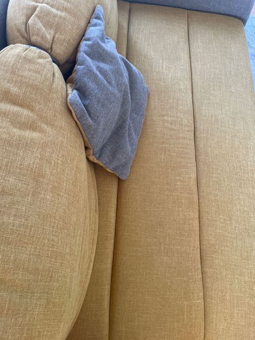 Sofá com chaise long e arrumação