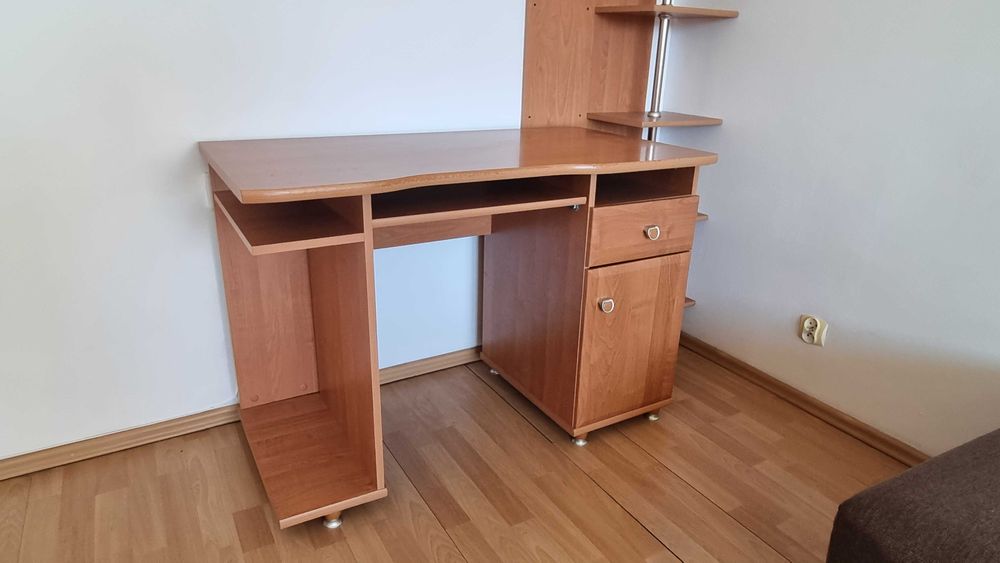 Używane biurko w kolorze drewna