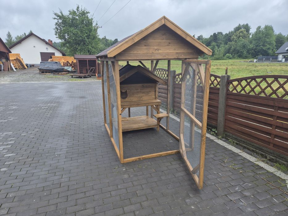 Buda dla kota z wolierą