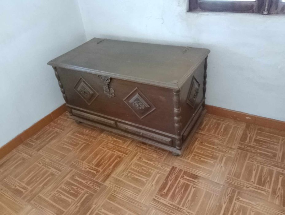 Tenho lote de moveis antigos para venda em bom estado.