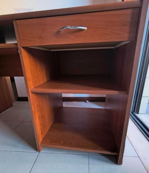 Vendo secretária com gaveta e prateleiras