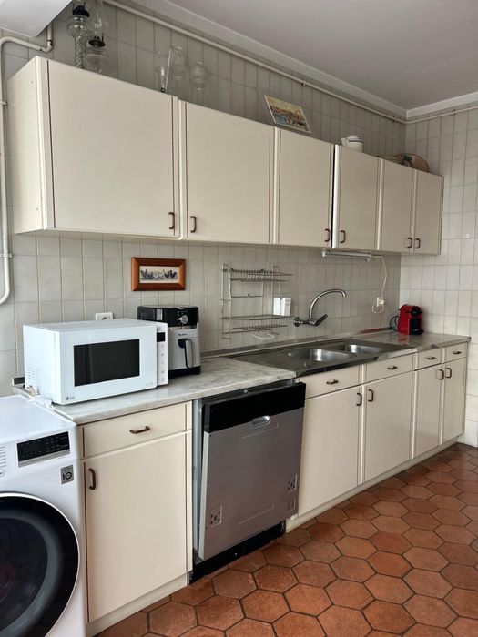 Cozinha branca com pedra marmore