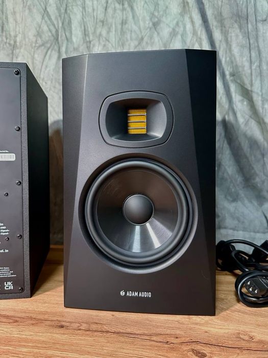 Звукові монітори ADAM Audio T7V + стійки — студійний комплект