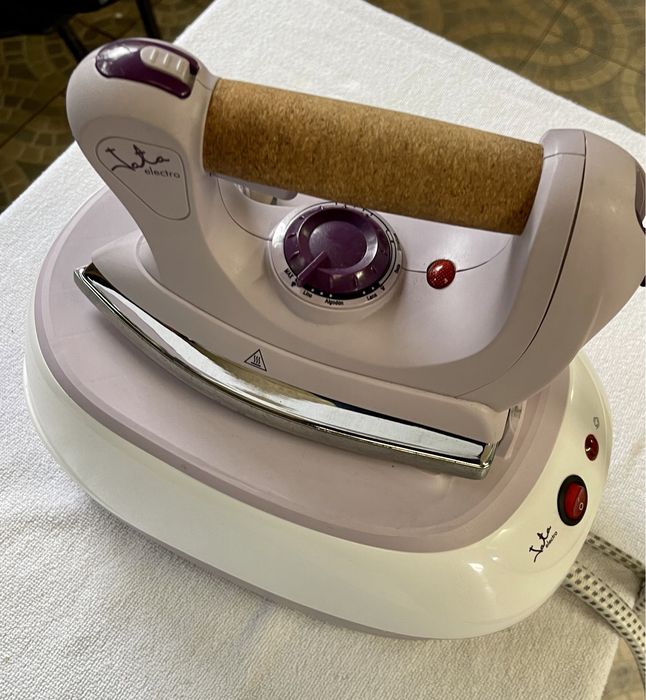 Ferro de engomar com caldeira Jata