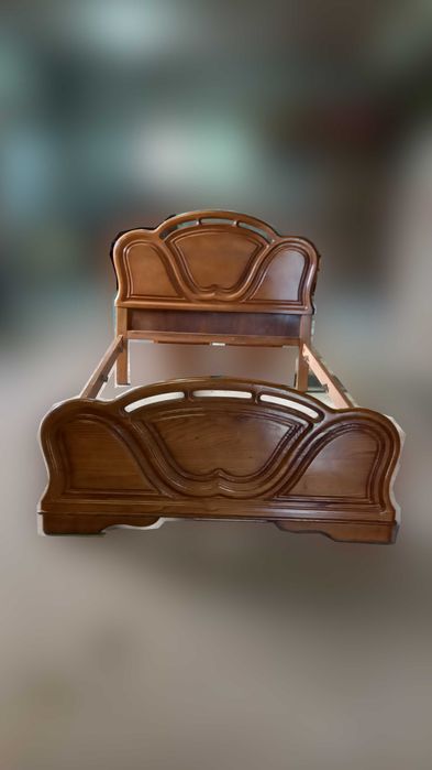 Mobilia de quarto de casal - madeira maciça